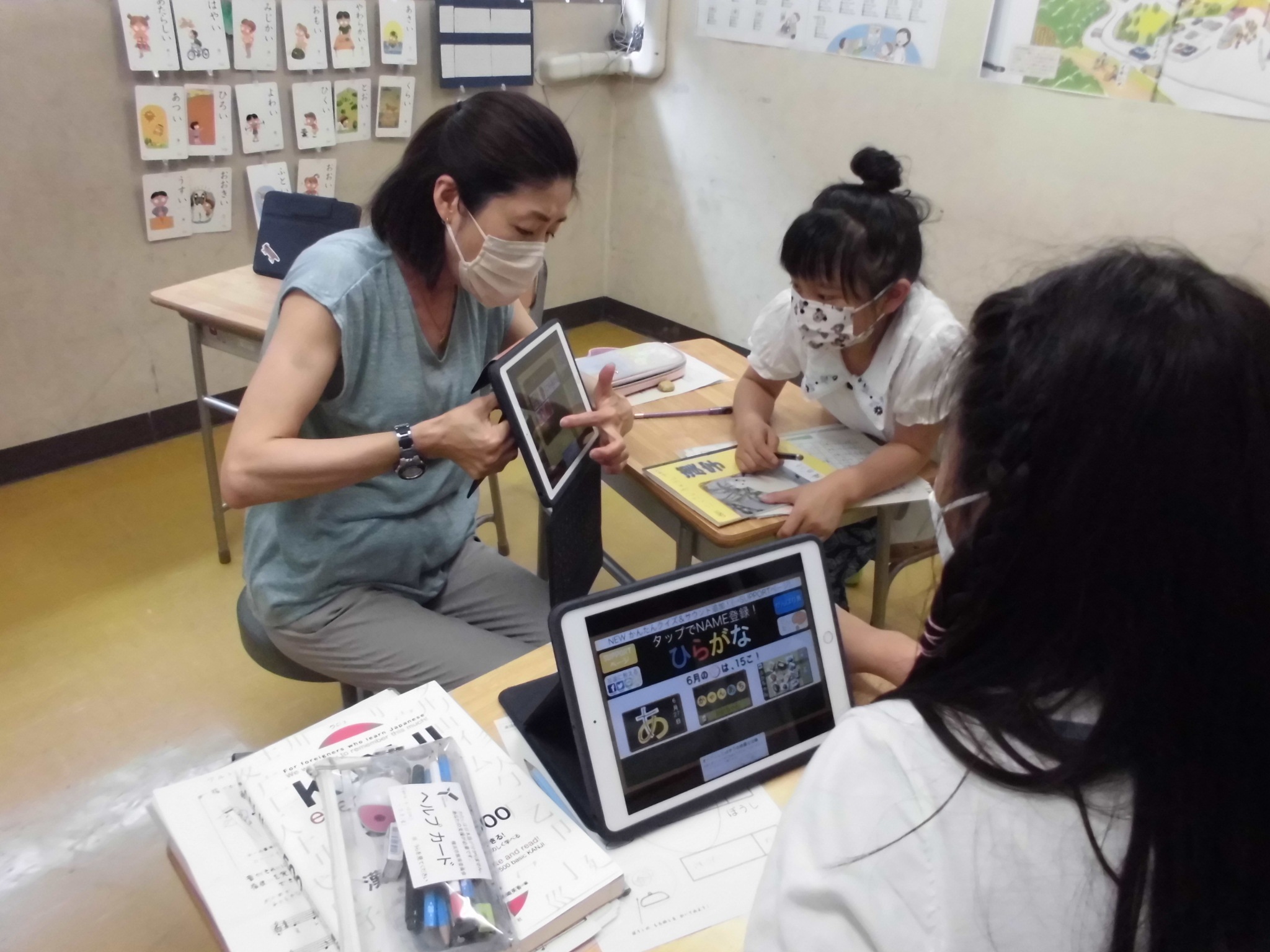 写真：初期日本語指導クラスで活躍するタブレット端末