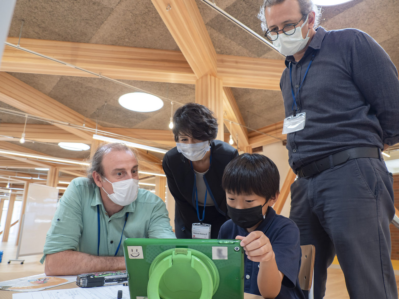写真：探究テーマについてトルコの方に説明！