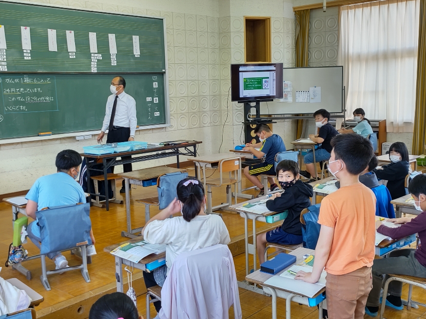 写真：デジタル教科書を使って