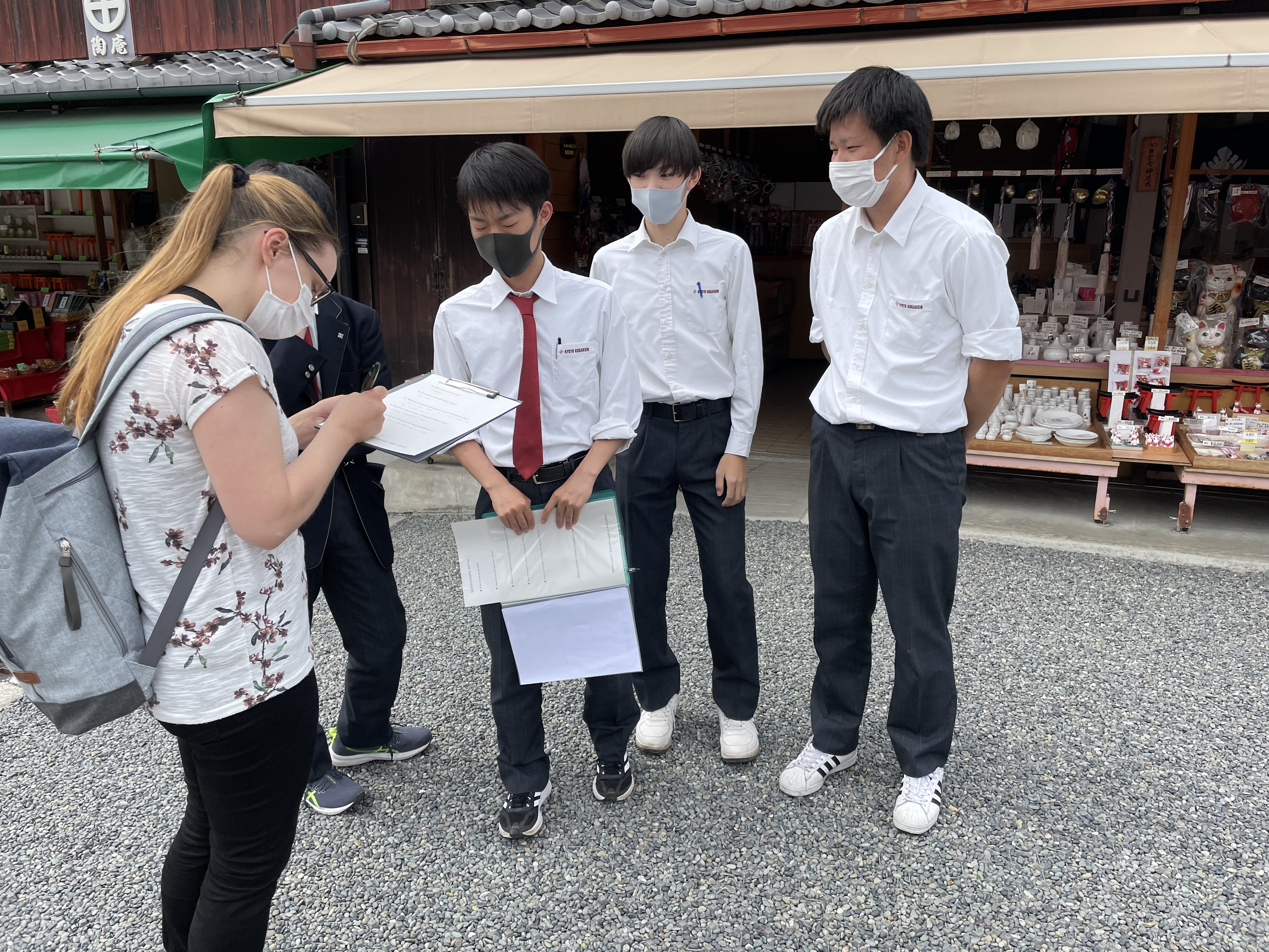 写真：外国人観光客に，京都の交通問題に関するアンケートの実施