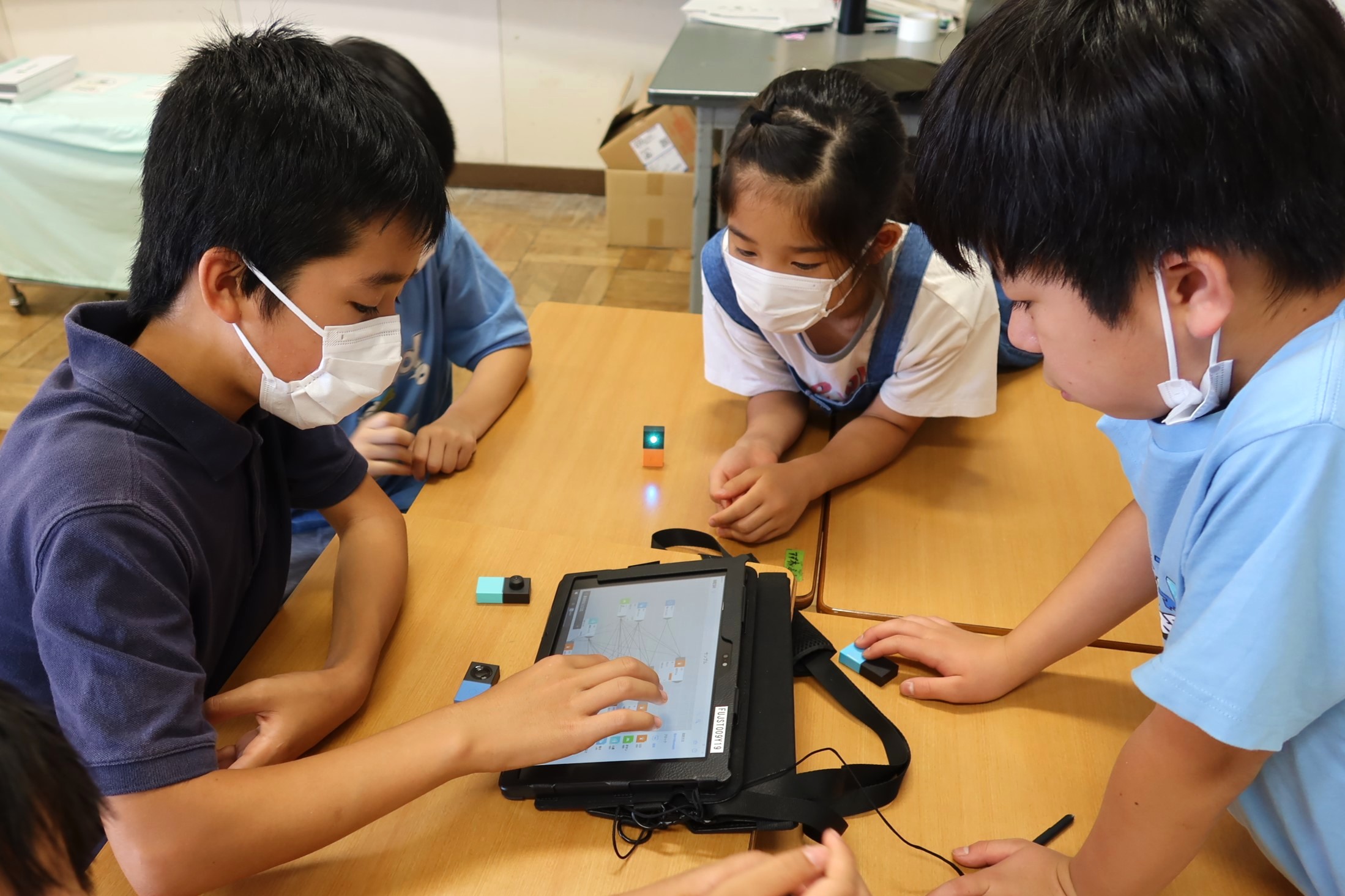 写真：プログラミングツールMESHで探究学習