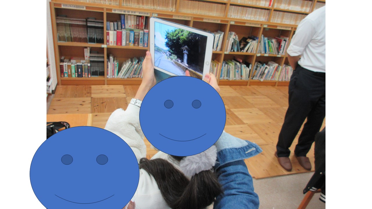 写真:360°動画を見る生徒たち