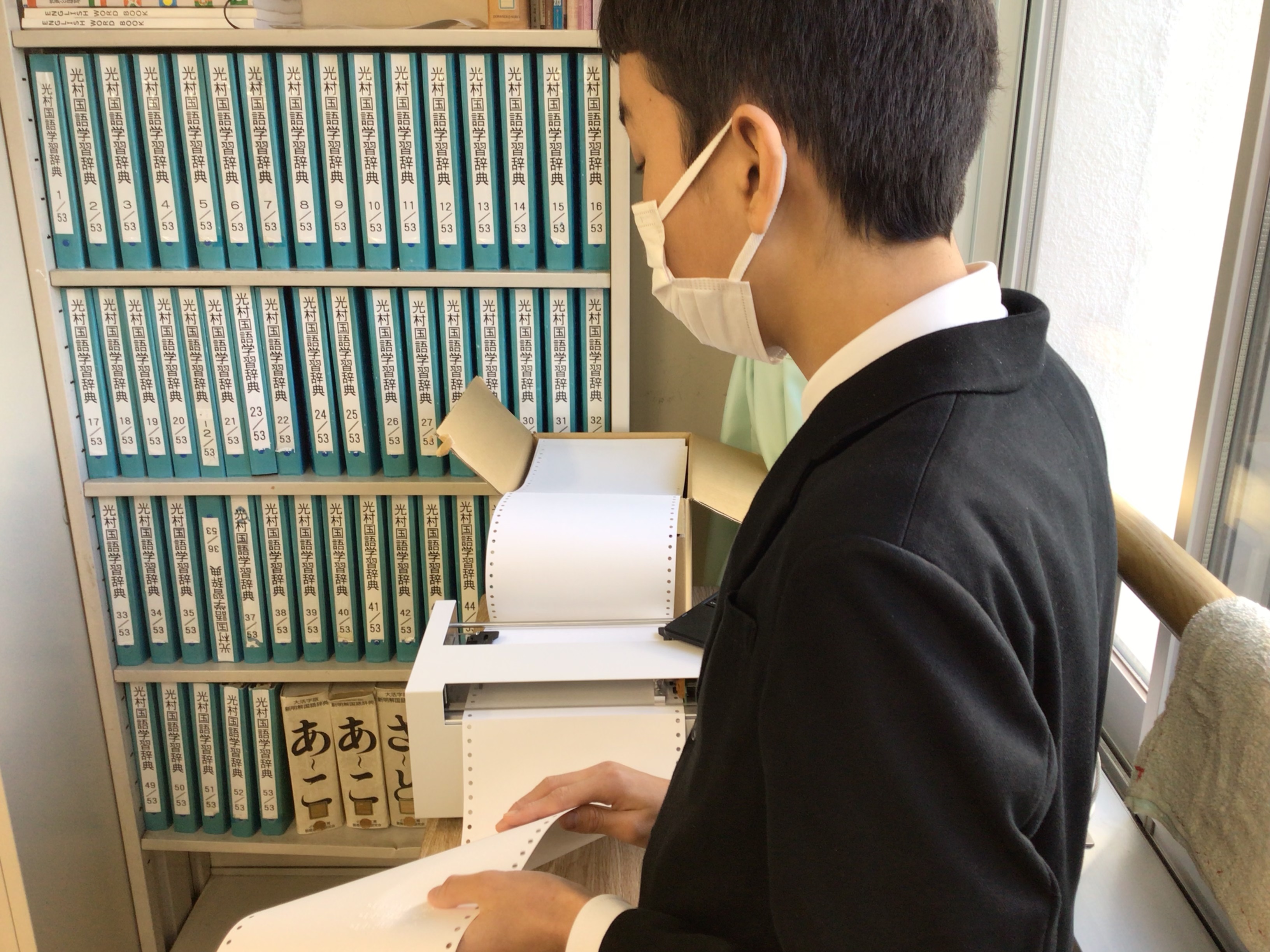 写真:助成金で購入した点字プリンタの活用開始