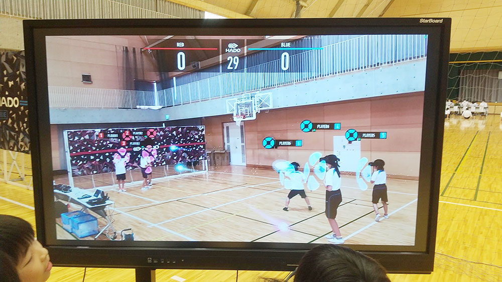 写真：ARスポーツ「HADO」授業実践