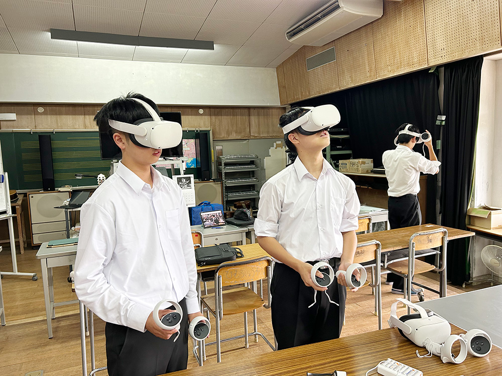 写真:VR教材を使った音楽鑑賞の授業