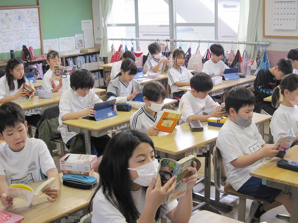 写真：本校の朝の読書の様子です