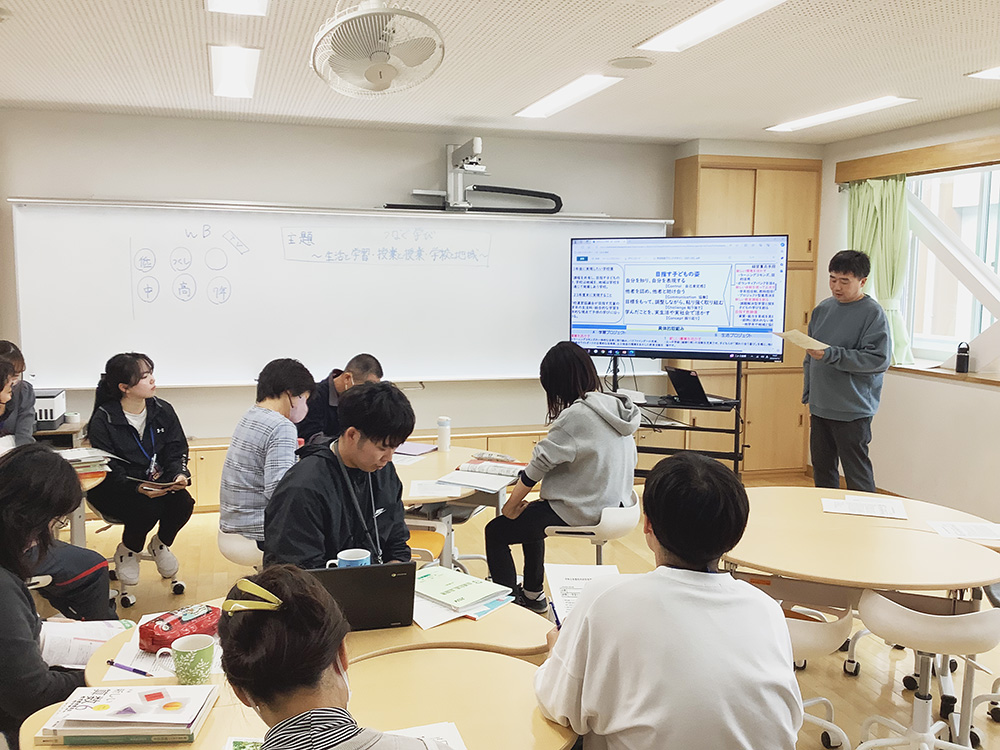 写真:土小の環境(3面ホワイトボード・ラーニングコモンズ)を中心とした土の学びに向けた校内研修会