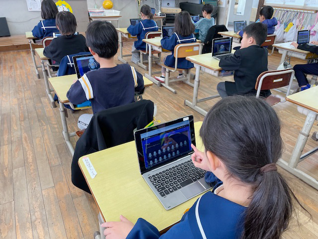 写真:FEELBOTを入力する子供たち