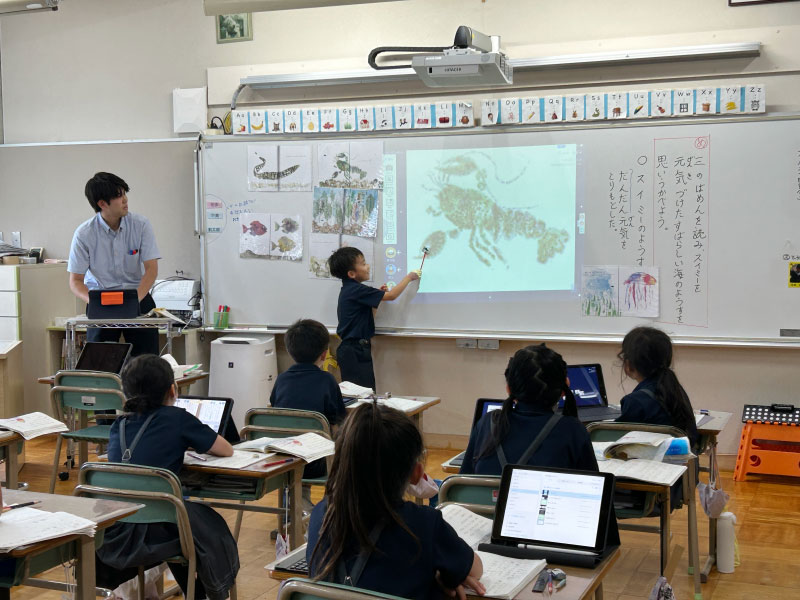 写真：２学年で国語科『スイミー』の研究授業を行いました