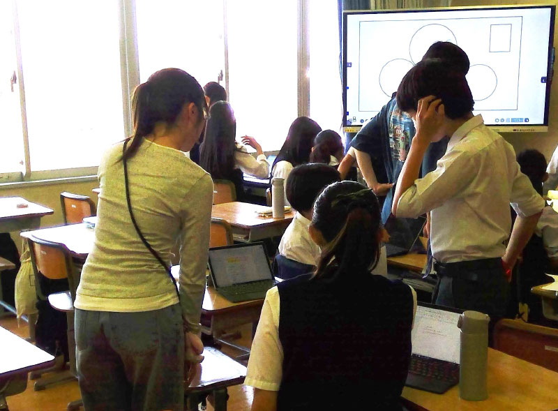 写真:7年生テーマ探究への東京大学生による伴走支援