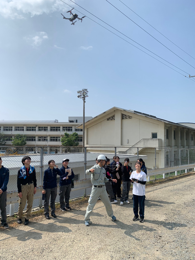 写真:ドローン操縦を体験