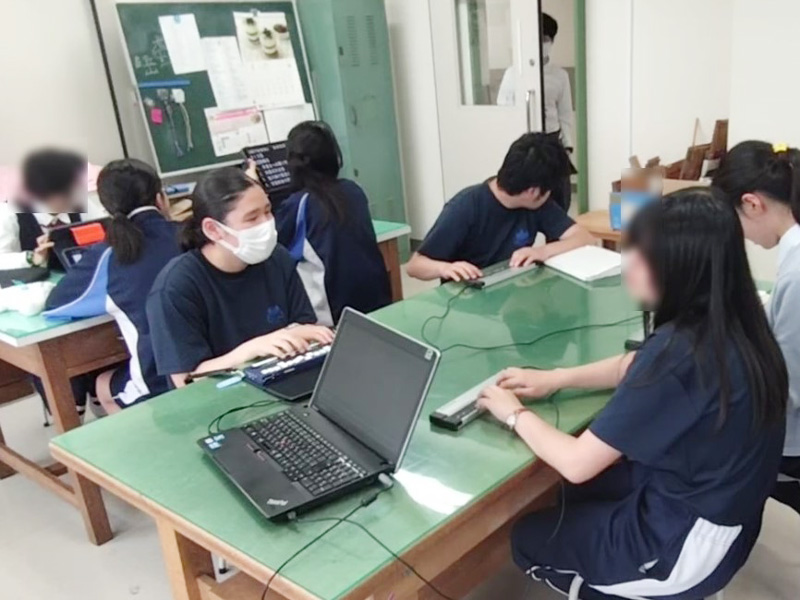 写真：点字によるリアルタイムでの資料共有と修正確認