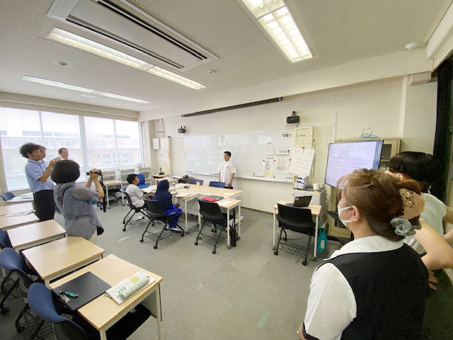 写真:日本語学習の日が浅い生徒による日本語スピーチ授業