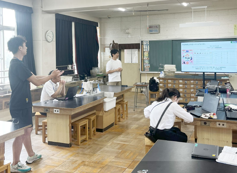 写真：非認知能力測定に向けた校内研修