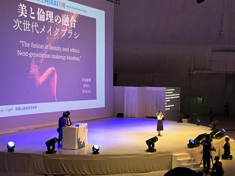 写真:「高校生MIRAI万博」にてiコースの生徒が2人発表の機会をいただきました!