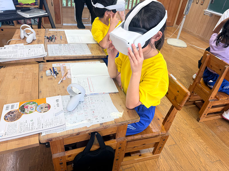 写真：VRゴーグルを用いた研究授業