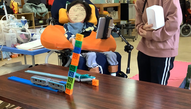 写真：肢体不自由児に対するICTを活用した授業づくりに挑戦