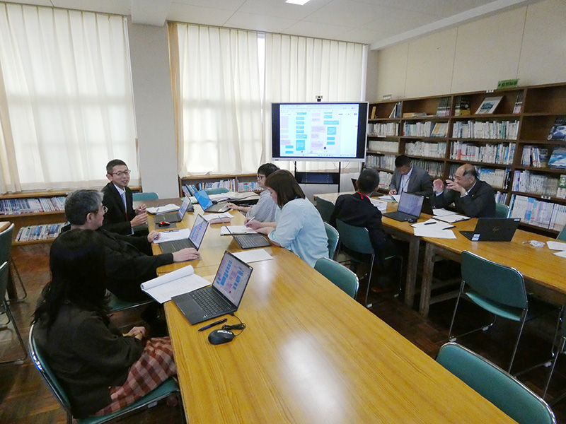 写真：小中一貫研究協議会における研究授業の実施