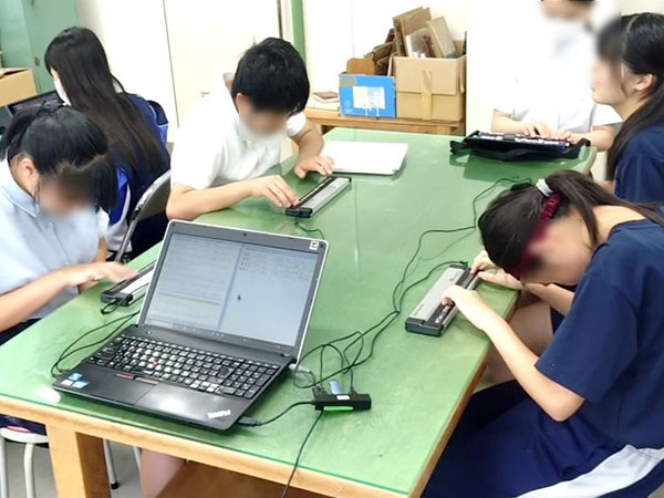 写真：４台の点字ディスプレイでの同時協働作業の様子