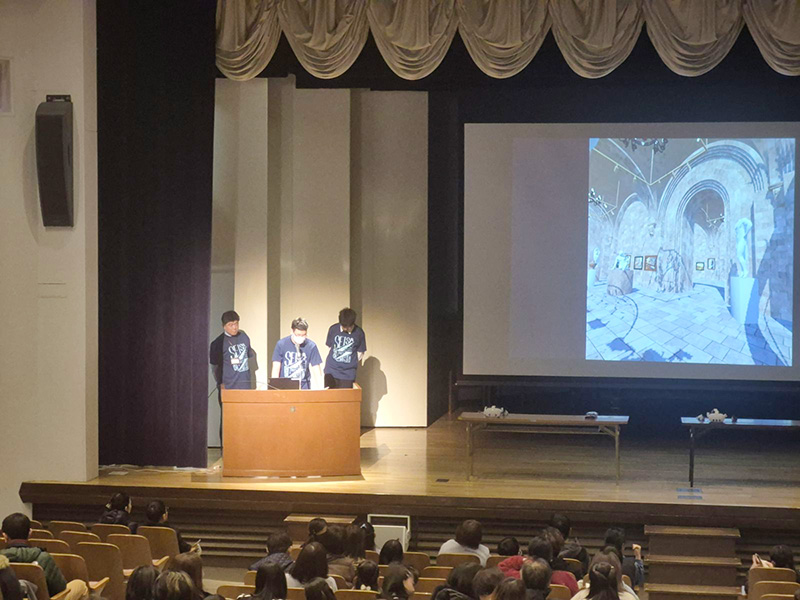 写真：メタバース美術館の体験会を実施しました。