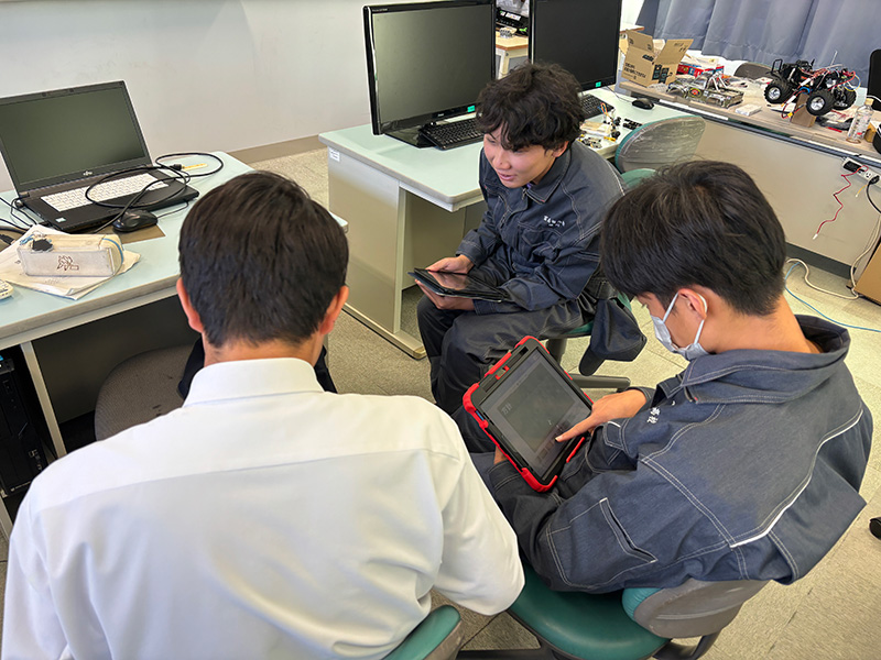 写真：タブレットを活用した発表準備