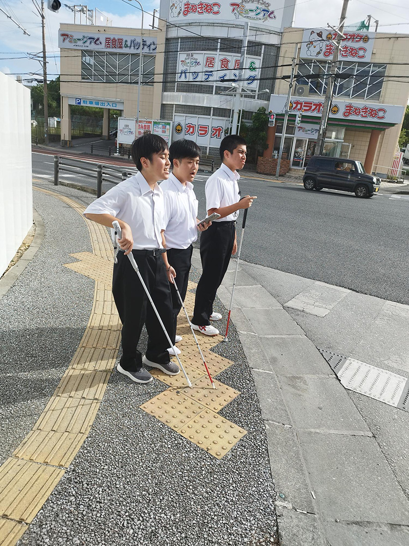 写真：SmartCane２を使って校外歩行！