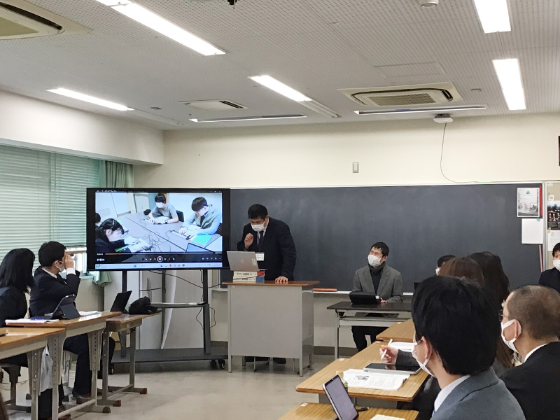 写真：本校研究協議会での実践内容の報告と協議