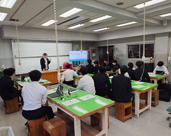 写真：ロボットアームの制御を通して「情報の技術」の応用を考える