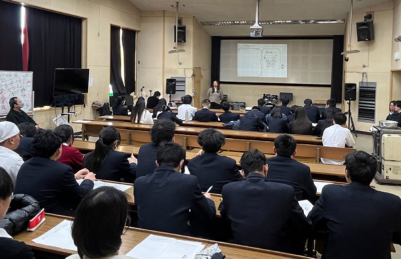 写真：高校卒業後の進路選択と在留資格の学習