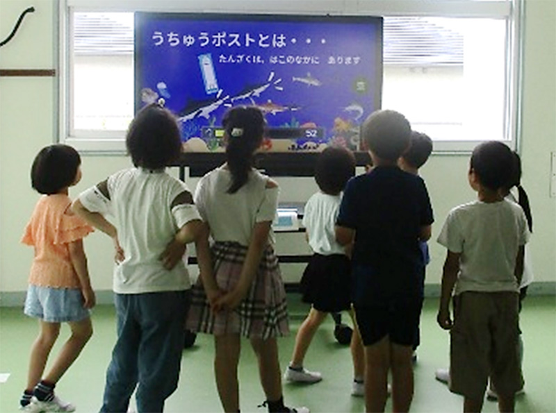 写真：小型衛星で　宇宙に届け　自分の願い