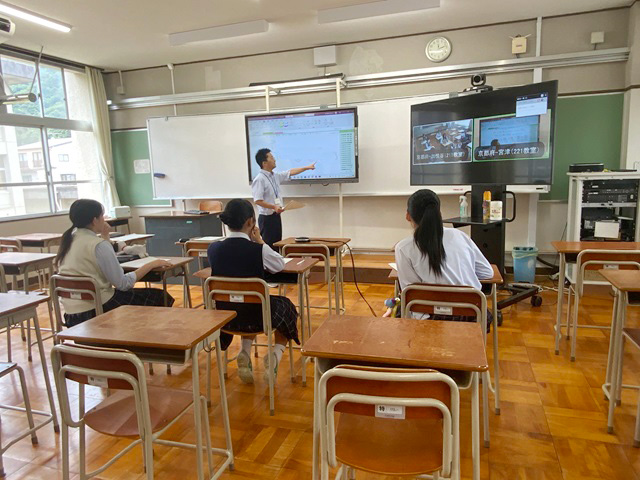 写真：協働的な学び・遠隔合同授業の推進～タブレット端末とのリンク～