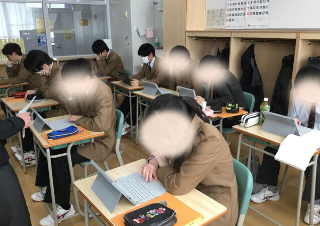 ICT機器を活用した週次リフレクションの様子