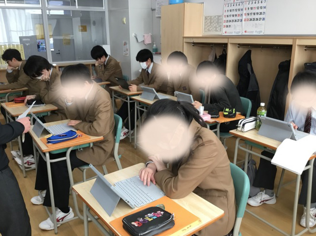 写真：ICT機器を活用した週次リフレクションの様子