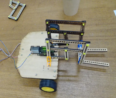 ロボットで挑む！～レーザー加工機を使用した部品による学習～