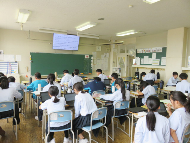 写真：音読アプリを用いた授業風景