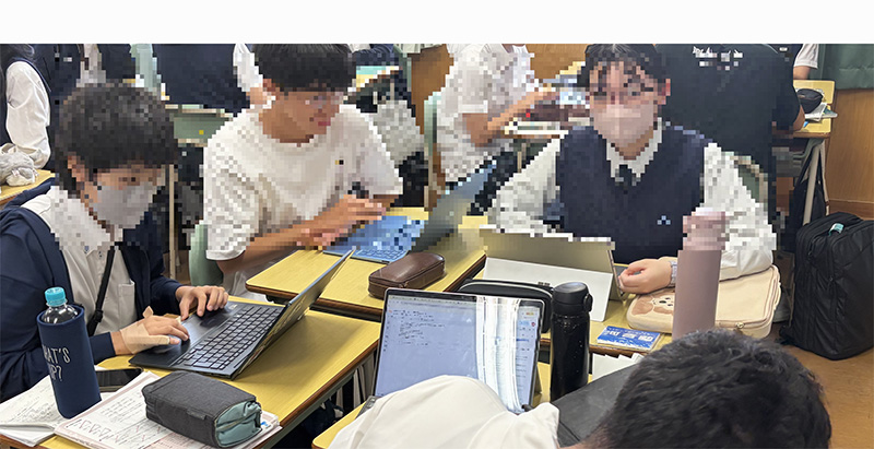 写真：１人１台端末で、GoogleColabを用いてデータサイエンス