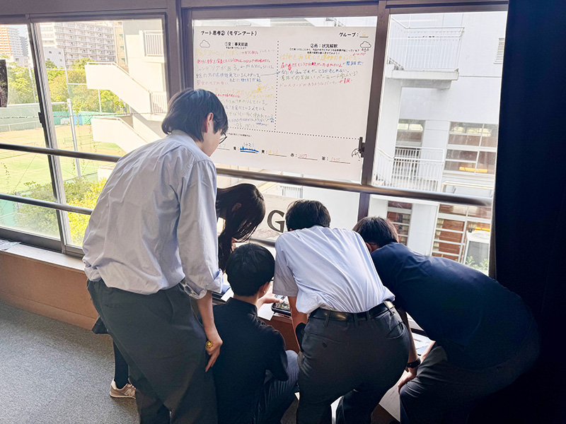 写真：自然と輪ができる学び