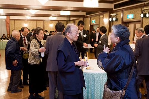 シンポジウム終了後の交流会の様子