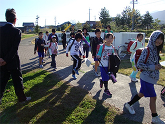 「見守り隊」と共に班毎に