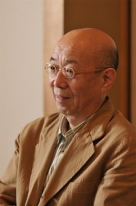 鷲田清一（わしだ・きよかず） 哲学者 1949年生まれ。京都大学文学部哲学科卒業、同大学院文学研究科哲学専攻博士課程修了。関西大学、大阪大学で教授職を務め、現在は大谷大学教授。前大阪大学総長、大阪大学名誉教授。専攻は哲学・倫理学。『京都の平熱――哲学者の都市案内』『の現象学』など著書多数