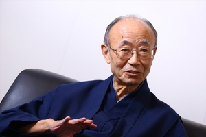 山折哲雄(やまおり・てつお) こころを育む総合フォーラム座長 1931年、サンフランシスコ生まれ。岩手県花巻市で育つ。宗教学専攻。東北大学文学部印度哲学科卒業。駒沢大学助教授、東北大学助教授、国立歴史民俗博物館教授、国際日本文化研究センター教授、同所長などを歴任。『こころの作法』『いま、こころを育むとは』など著書多数