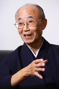 山折哲雄(やまおり・てつお) こころを育む総合フォーラム座長 1931年、サンフランシスコ生まれ。岩 手県花巻市で育つ。宗教学専攻。東北大学文学部印度哲学科卒業。駒沢大学助教授、東北大学助教授、国立歴史民俗博物館教授、国際日本文化研究センター教 授、同所長などを歴任。『こころの作法』『いま、こころを育むとは』など著書多数