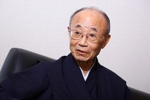 山折哲雄(やまおり・てつお) こころを育む総合フォーラム座長 1931年、サンフランシスコ生まれ。岩 手県花巻市で育つ。宗教学専攻。東北大学文学部印度哲学科卒業。駒沢大学助教授、東北大学助教授、国立歴史民俗博物館教授、国際日本文化研究センター教 授、同所長などを歴任。『こころの作法』『いま、こころを育むとは』など著書多数