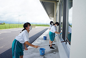 子育て支援センター、学童保育所の窓清掃