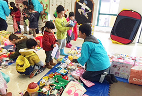 お買い物する子どもと売り子をする高学年